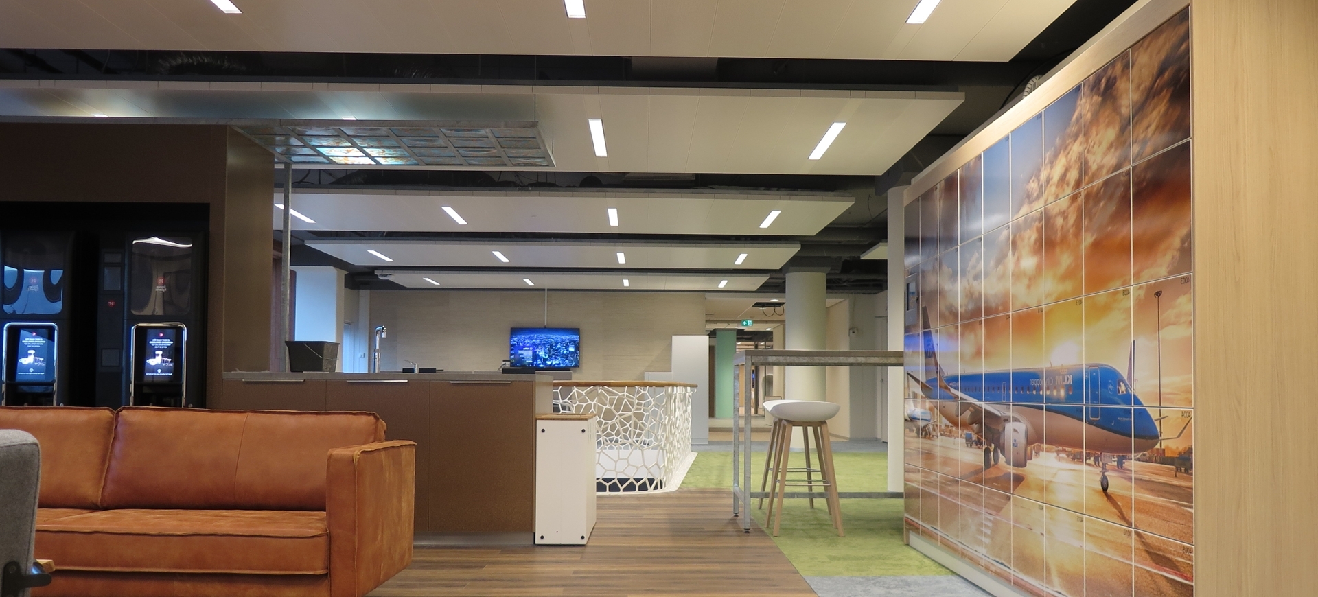 Electronic luggage lockers