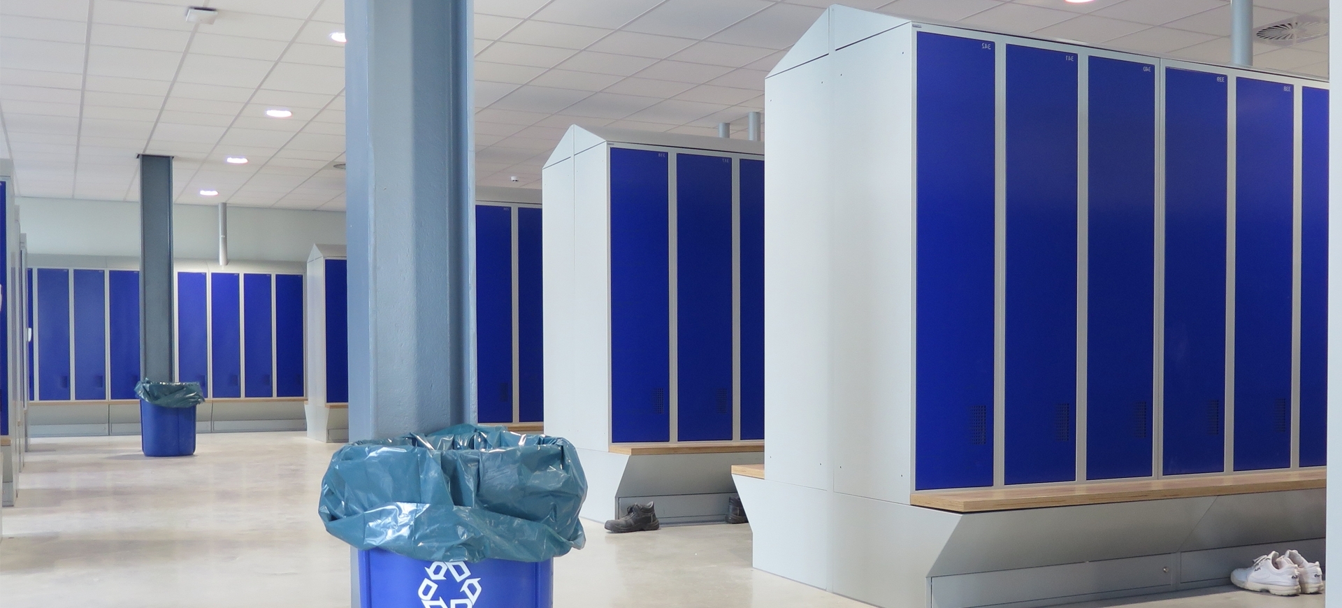 Electronic luggage lockers