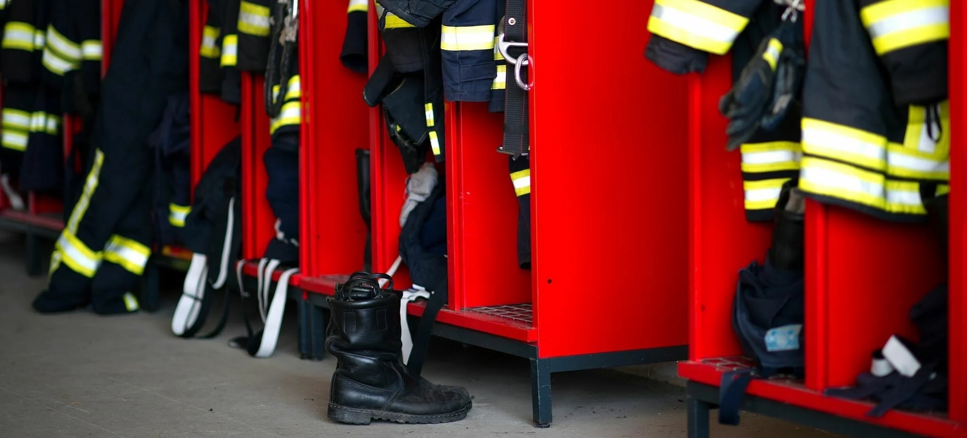 Electronic luggage lockers