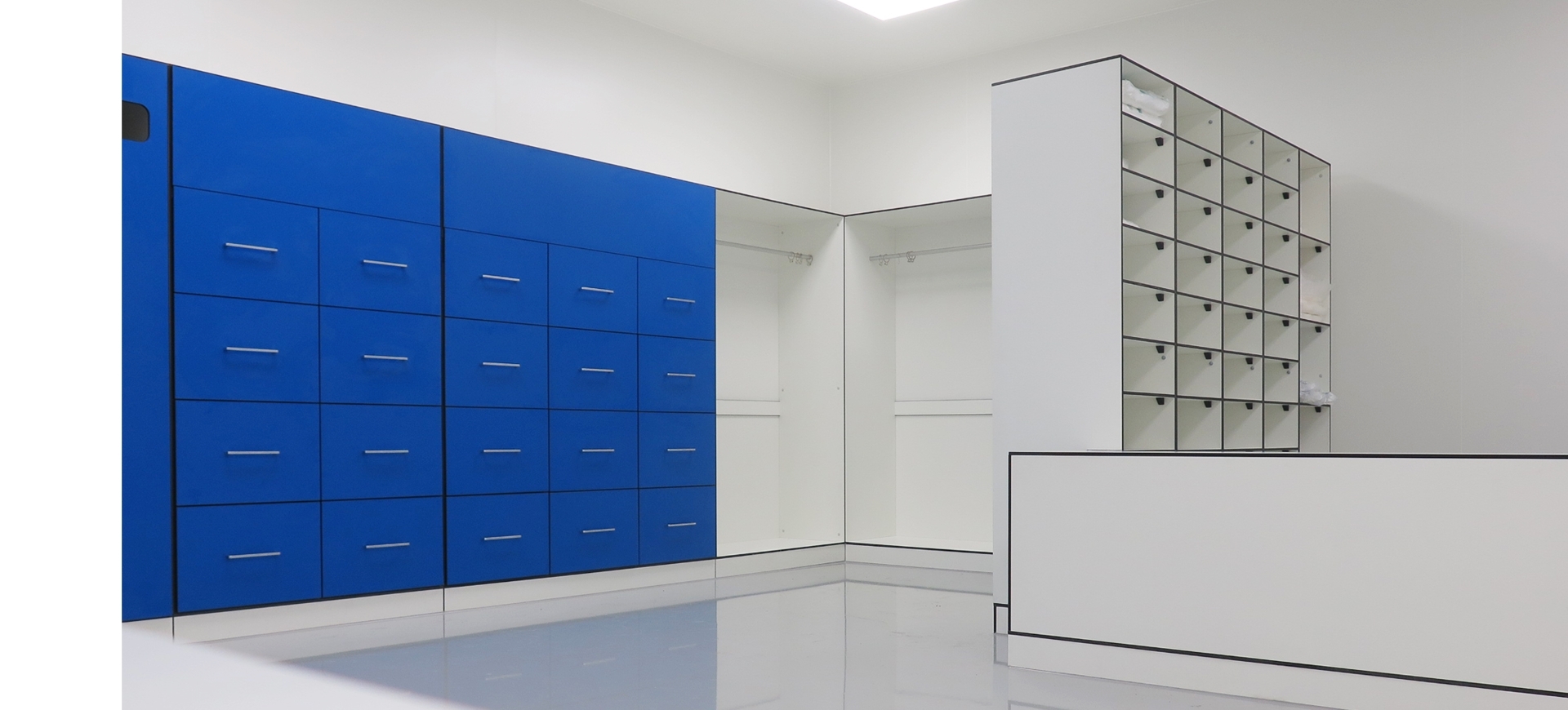 Electronic luggage lockers