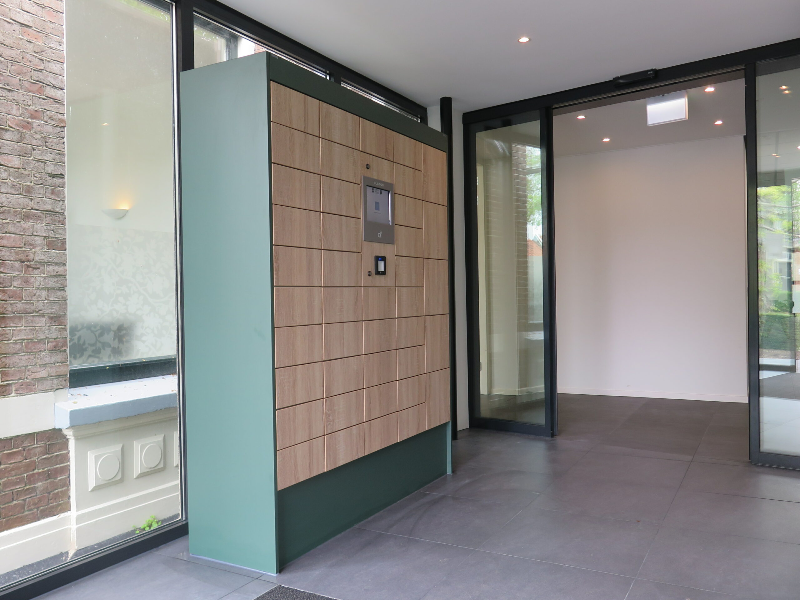 smart locker custom design for pharmacy in the netherlands